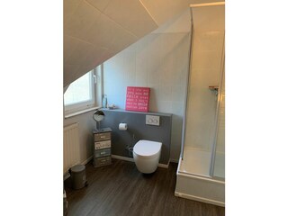 Bad mit Dusche und WC