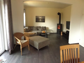 Blick vom Essbereich zum Wohnzimmer