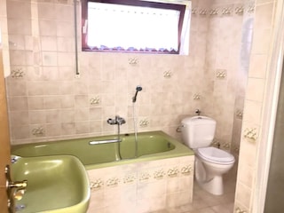 Tageslichtbad mit WC, Dusche, Badewanne