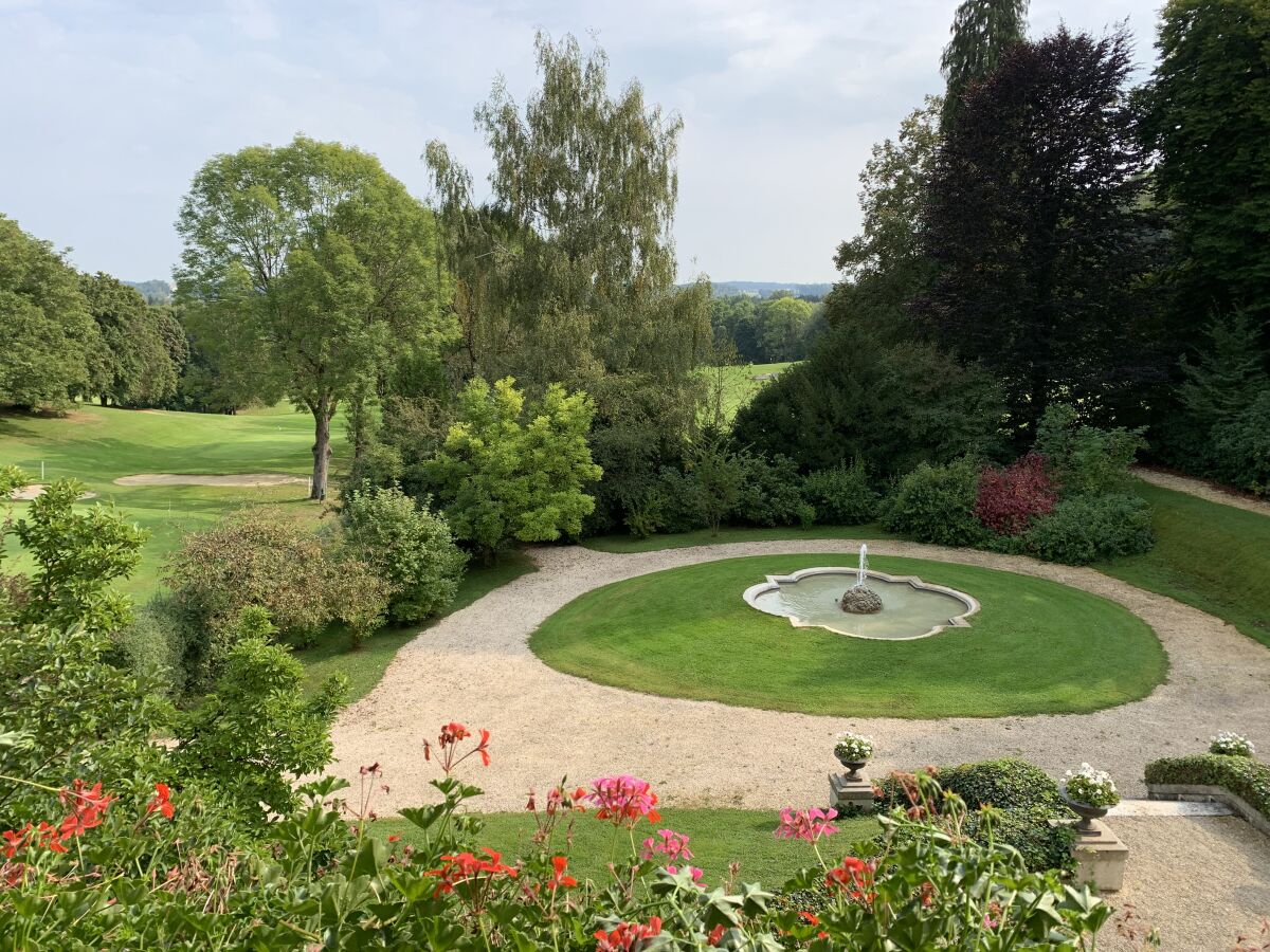 Blick in den Schlossgarten und den Golfplatz