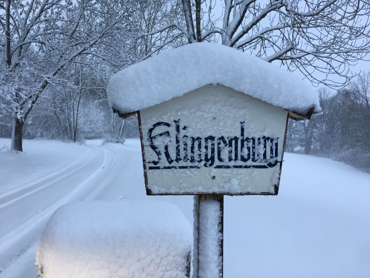 Auffahrt im Schnee zur Schlosseinfahrt