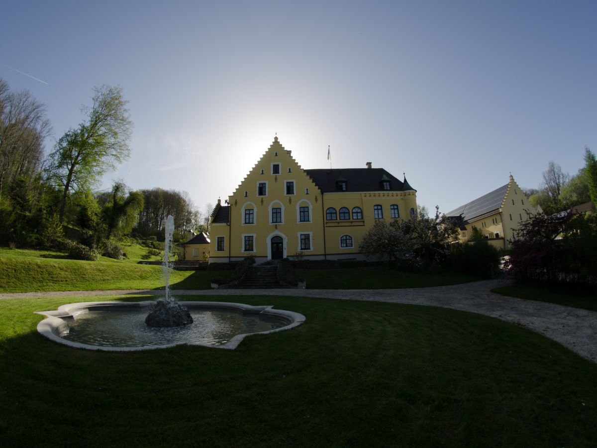 Schloß Klingenburg mit Springbrunnen