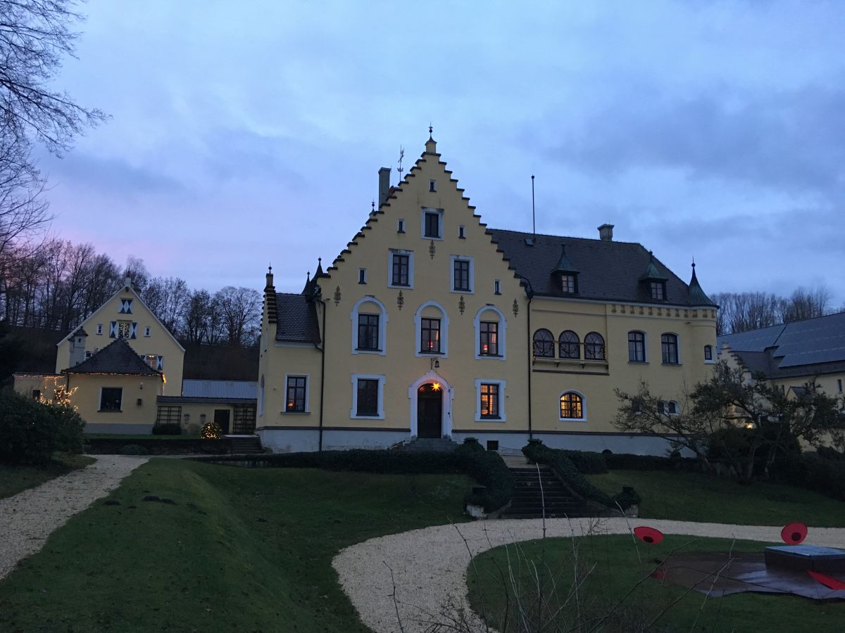 Links das Backhaus mit Schloß   in der Winter-Dämmerung