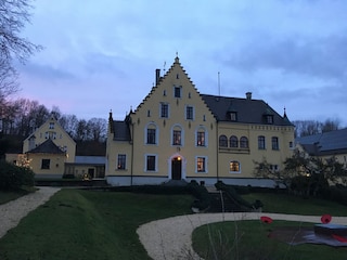 Links das Backhaus mit Schloß   in der Winter-Dämmerung