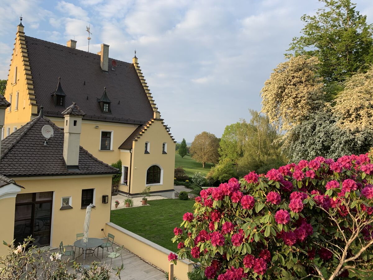 Backhaus zur Rhododendronblüte