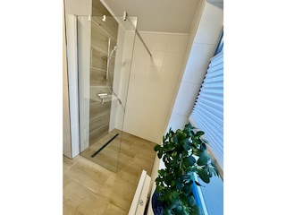 Badezimmer mit ebenerdiger Dusche