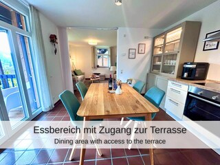 Essbereich mit Zugang zur Terrasse