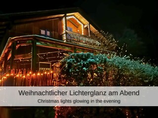 Weihnachtlicher Lichterglanz am Abend