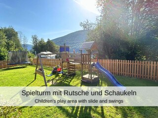 Spielturm mit Rutsche und Schaukeln