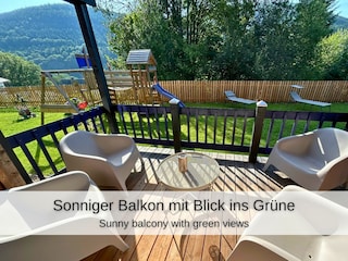 Sonniger Balkon mit Blick ins Grüne