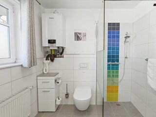 Badezimmer mit ebenerdiger Dusche