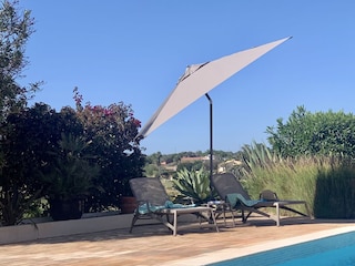 Poolterrasse mit Blick ins Tal