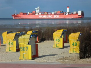 Vom Strandkorb aus Schiffe beobachten