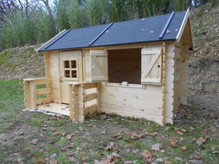 Kleines Holzhaus für Kinder im Garten