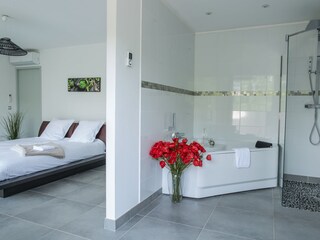 Klimatisiertes Schlafzimmer im Obergeschoss, Badezimmer, Ankleidezimmer, Terrasse