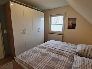 Schlafzimmer 1 Kleiderschrank