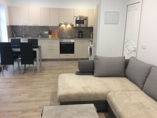 Sitzecke im Wohnzimmer mit Kuche