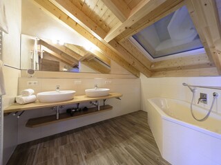 Badezimmer mit Dusche, Wanne und WC