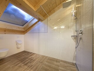 Badezimmer mit Dusche, Wanne und WC