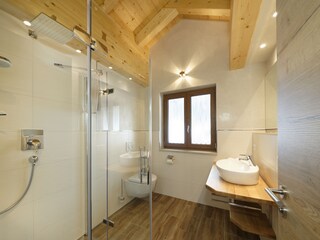 2. Bad mit Dusche und WC