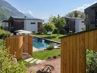 Blick auf den Naturpool und Lodges