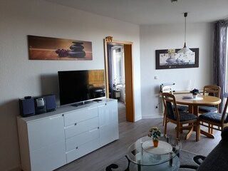 Sideboard mit TV-Gerät und Stereoanlage