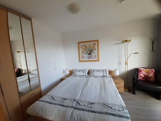 Doppelbett mit Nachttischen und Kleiderschrank