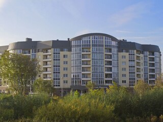 Die Kurpark-Residenz vom Strand aus gesehen
