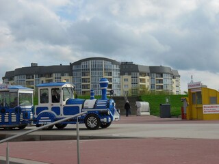 Die Jan-Cux-Strandbahn vor der Kurpark-Residenz