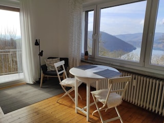 Wohnzimmer mit Seeblick und Balkon