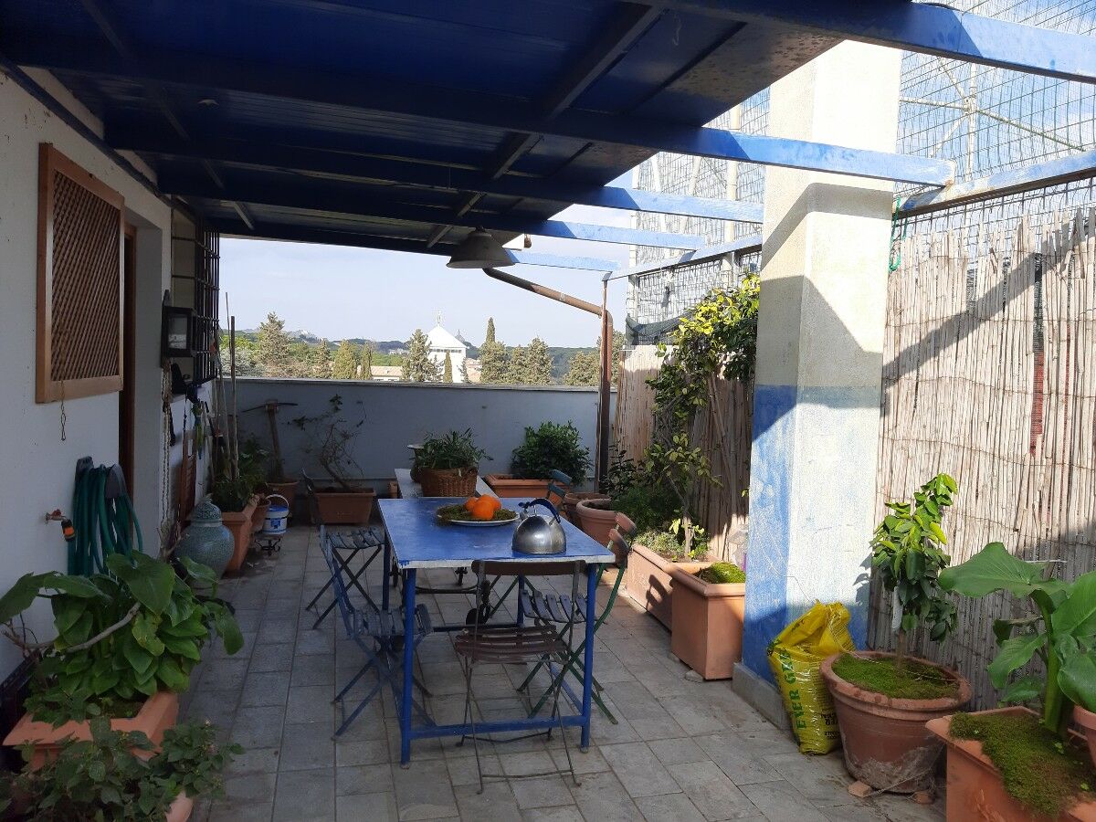 terrace mit Sicht auf dem Peters Dom 1