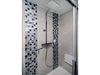 bodengleiche Dusche mit Wandsitz