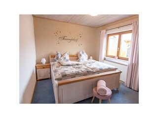 Schlafzimmer mit Doppelbett 180 x 200 cm