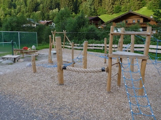 Spielplatz flußläufig und ebenerdig erreichbar