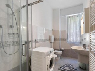 Bad mit Dusche und Waschmaschine