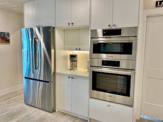 Küche mit Backofen/Mikrowelle / Kühlgefrierkombi