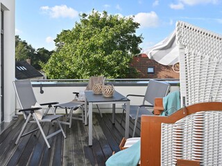 Dachterrasse mit Strandkorb und Gartenmöbeln