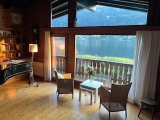 Wohnzimmer mit Flügel und Seeblick