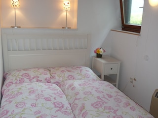 Schlafzimmer mit Doppelbett (untere Wohnung)