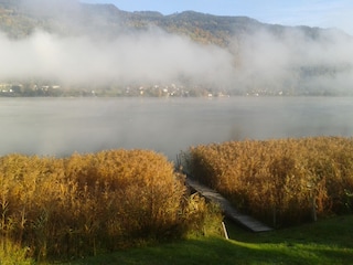 Der Morgennebel lichtet sich im Herbst