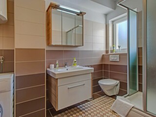 Badezimmer mit Waschmaschine