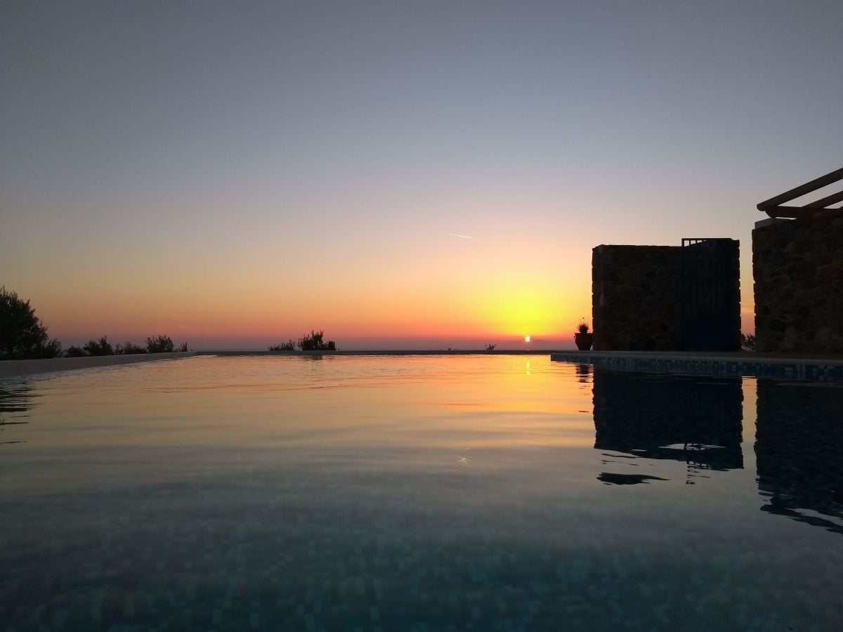 Sonnenuntergang am Pool