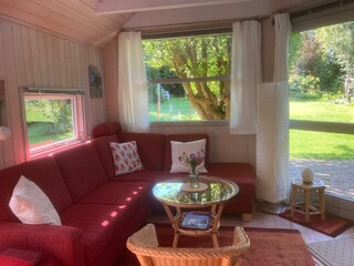 Wohnzimmer mit Blick in den Garten