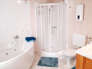 Badezimmer mit Whirlpool