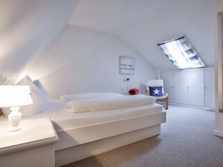 Das großzügige Schlafzimmer