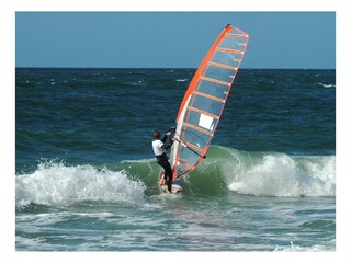 Windsurfer in den Wellen