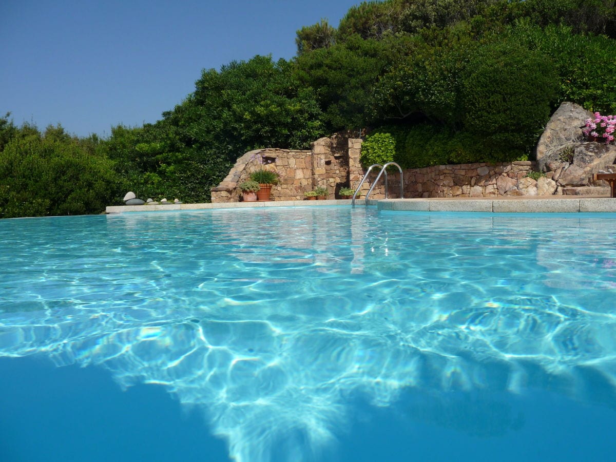 Pool mit Außendusche