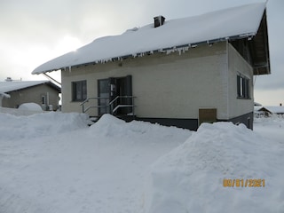 Hauseingang im Winter