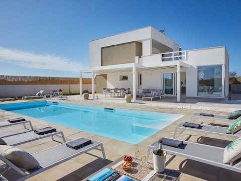 Villa Sariva - Heated Pool and 50 m from the beach