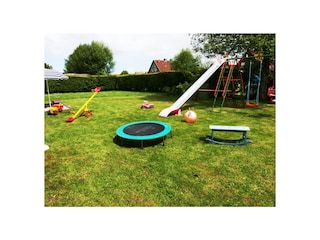 Die hintereSpielwiese mit vielen Spielgeräten zum Toben